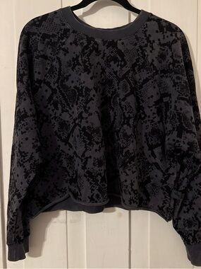JoyLab Black and Gray Snake-Print Cropped Sweatshirt